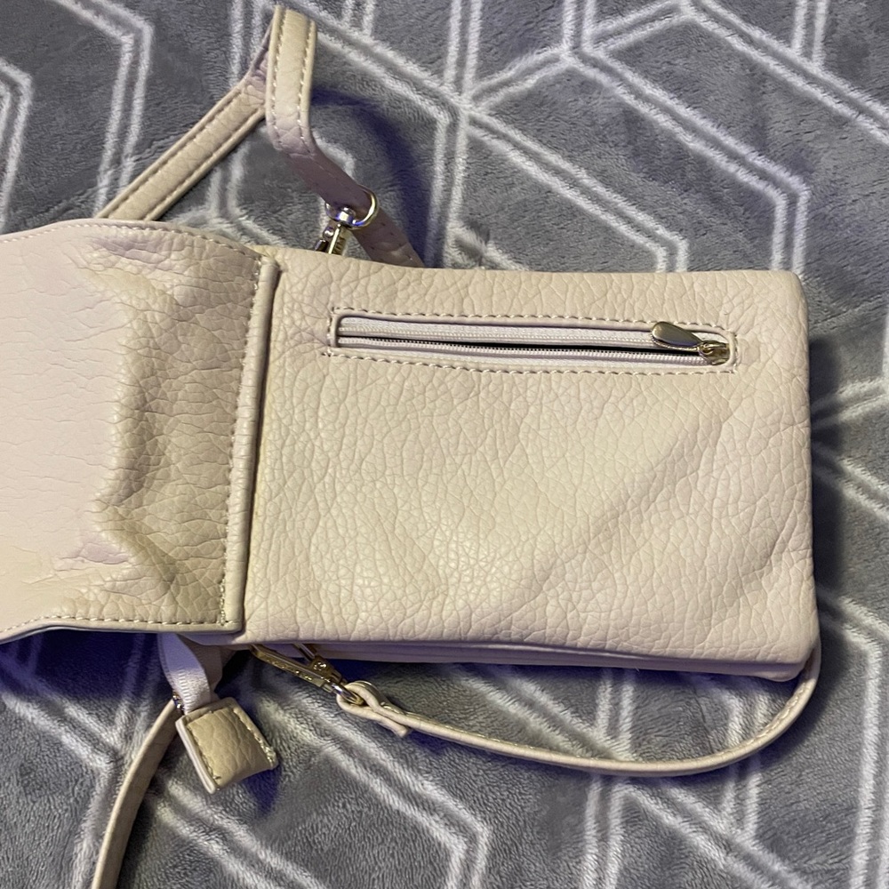Cream Crossbody Bag. MINI CROSSBODY
PHONE BAG
NEW SOFT LEATHER
EXCELLENT COND - Picture 5 of 13